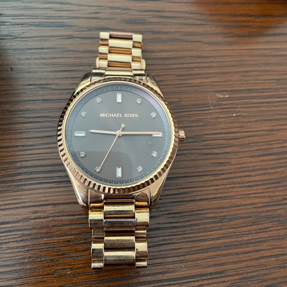 Michael Kors Rose Gold Watch - Picture 4 of 5